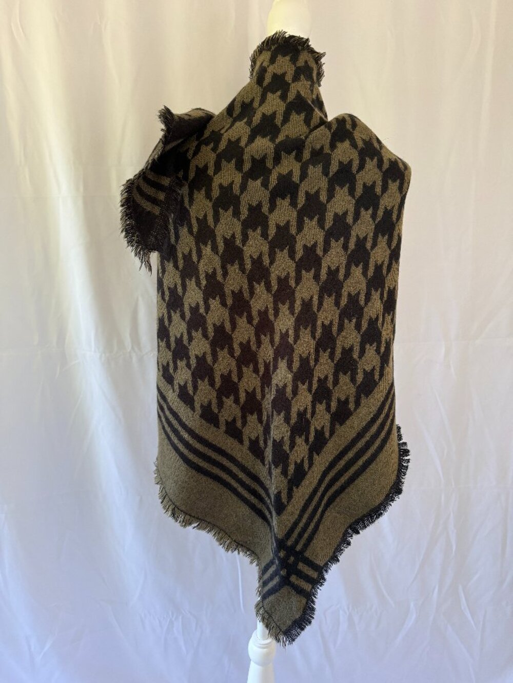 Triangle scarf - Picture 2 of 2